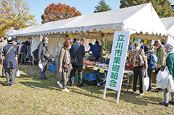 賑わう立川市果樹組合のテントの写真