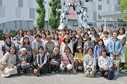 ダイバーシティ東京にあるガンダム像の前で撮影された、参加者全員の記念写真
