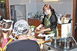 料理研究家の角田真秀先生による料理教室の写真